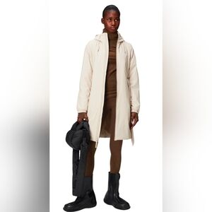 NWT! Rains, Lohja Long Insulated Curve Jacket, Dune, Size Medium, MSRP $350